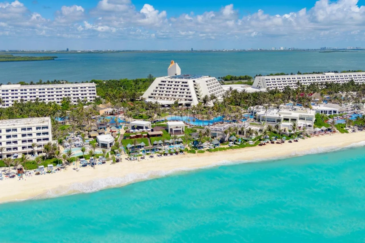 Oasis Cancun Lite